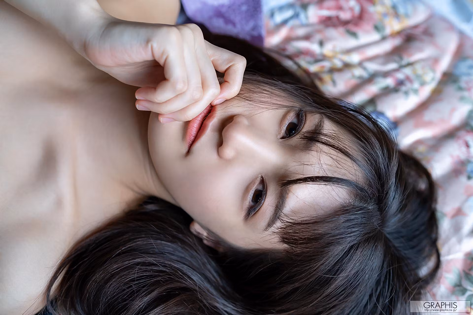 高桥圣子身穿淡紫色背心在室内榻榻米拉低上衣展现巨乳姿势